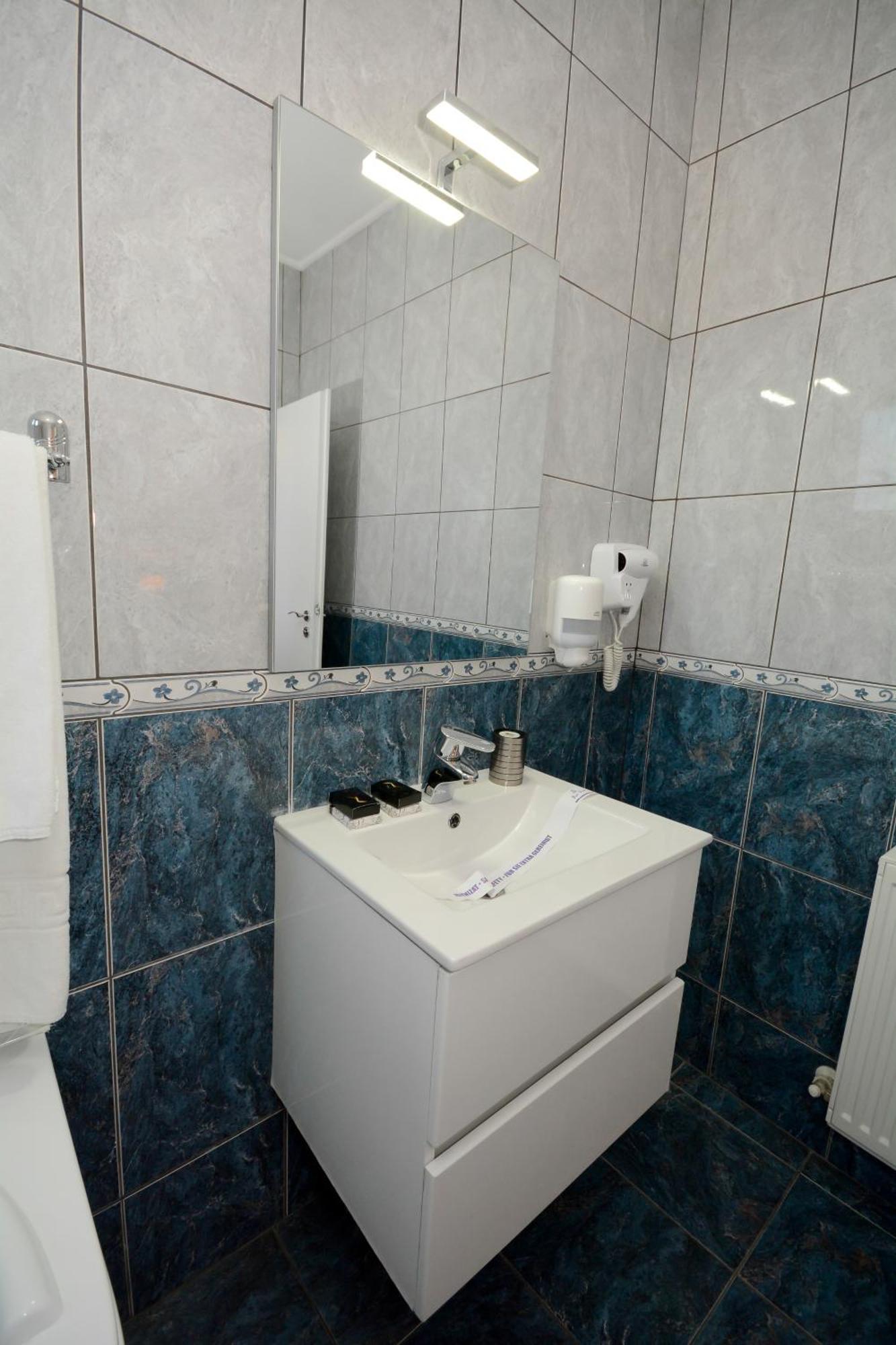 Hotel Andre'S Κραϊόβα Εξωτερικό φωτογραφία