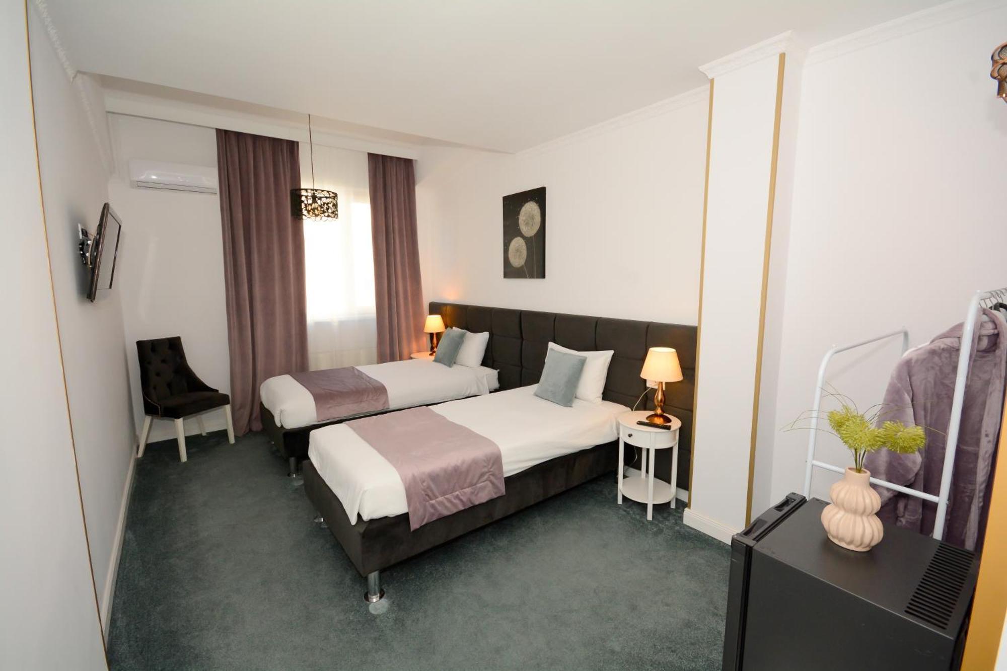 Hotel Andre'S Κραϊόβα Εξωτερικό φωτογραφία