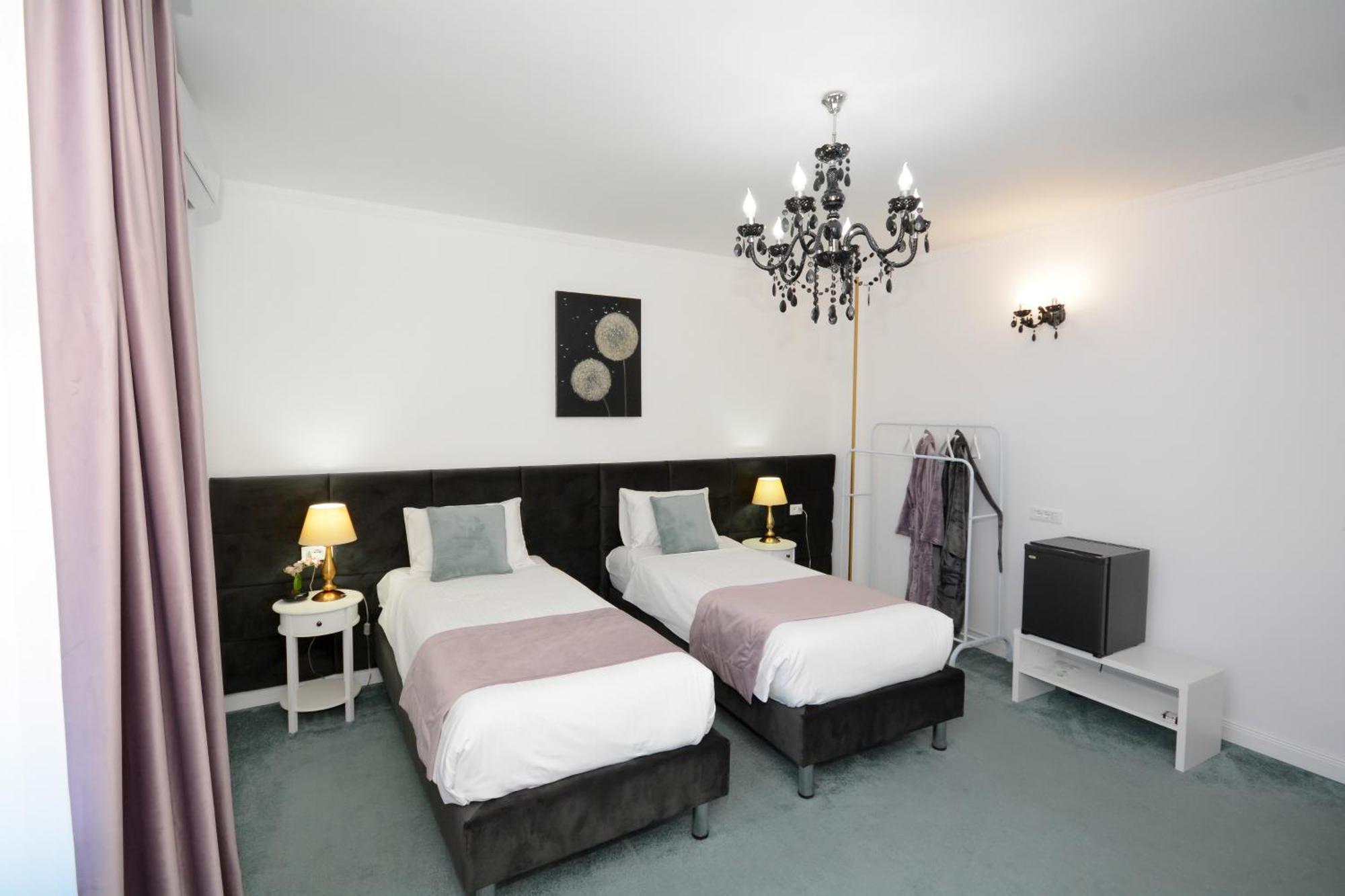 Hotel Andre'S Κραϊόβα Εξωτερικό φωτογραφία