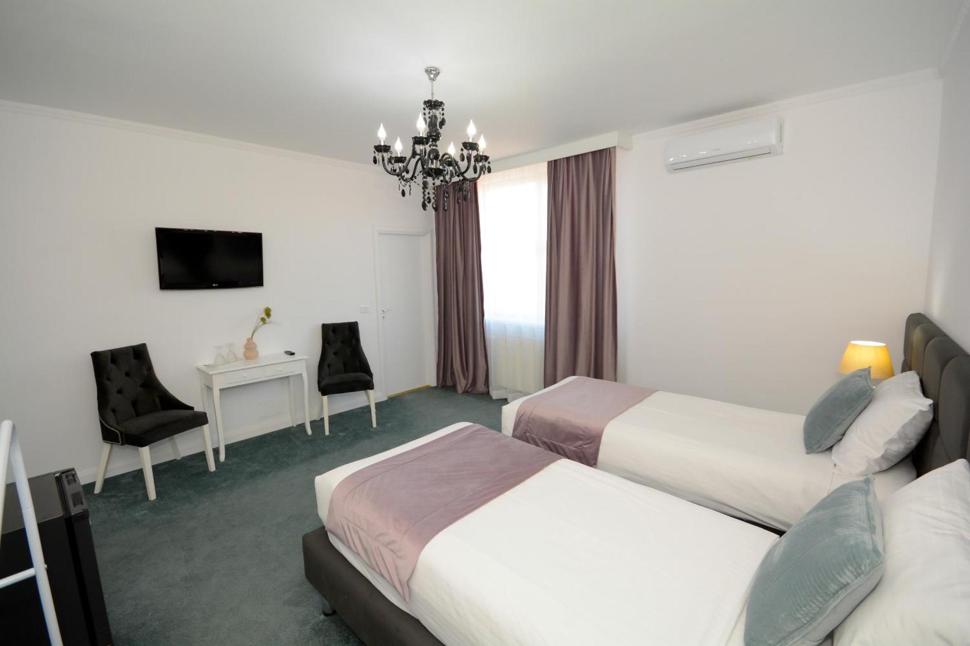 Hotel Andre'S Κραϊόβα Εξωτερικό φωτογραφία