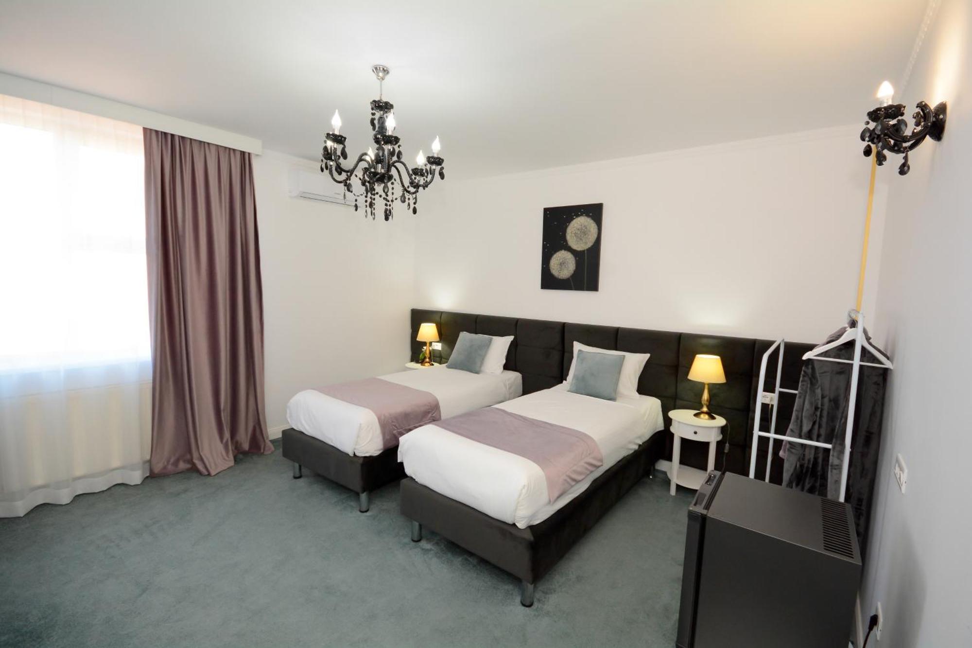 Hotel Andre'S Κραϊόβα Εξωτερικό φωτογραφία